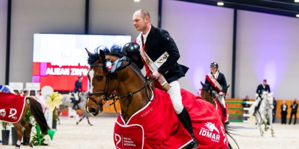 Wojciech Wojcianiec i ogier polskiej hodowli ALIEAN ZIN’GALERIANI sp ze złotym medalem Halowych Mistrzostw Polski w Skokach