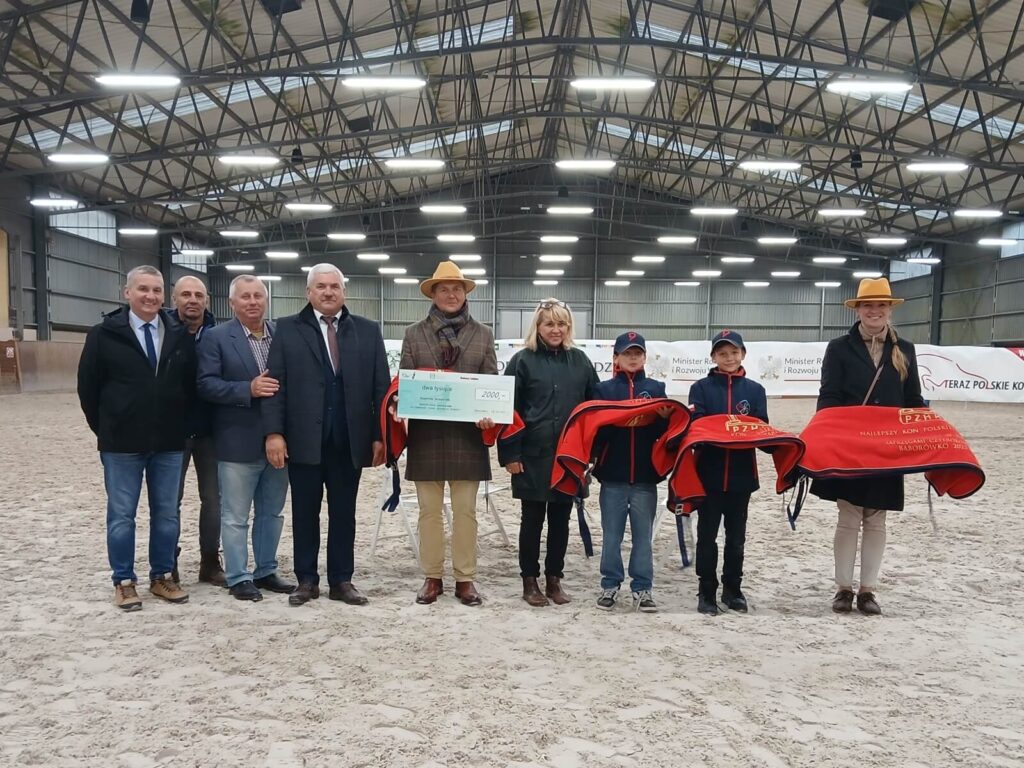 Prezes PZHK Sławomir Piotrowski wręcza Piotrowi Mazurkowi czek na Partynicach